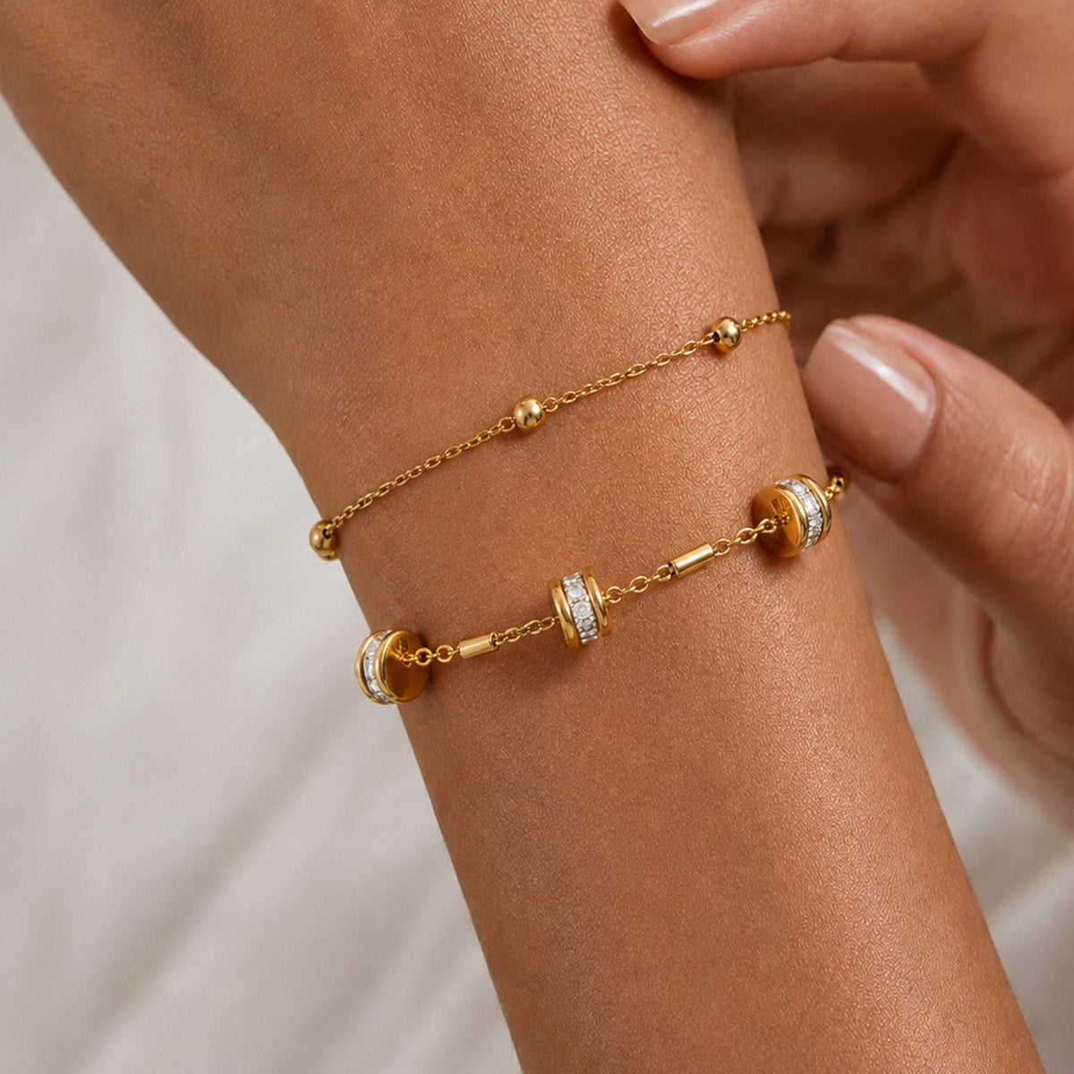 Luxury Elegant 18K Gold Plated Stainless Steel Geometric Round Rhinestone Bracelet for Women