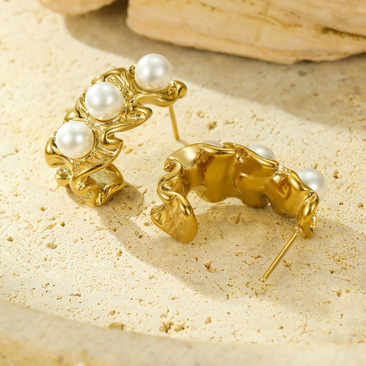Pendientes de perlas de acero inoxidable con forma de C a la moda con acabado galvanizado para mujer