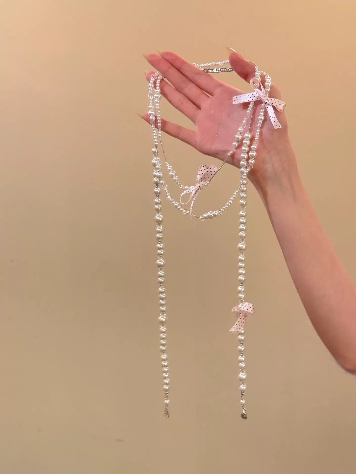 Elegante collana francese vintage a forma di fiocco con perle e intarsi in strass, pendente in lega placcata su catena per maglione da donna