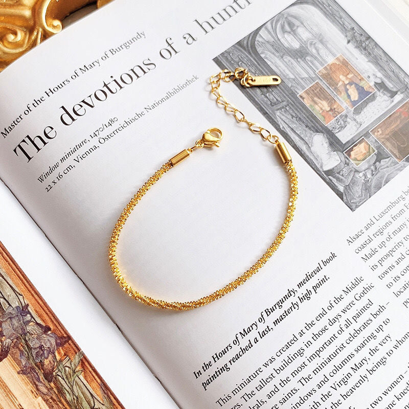 Minimalist Starry Sky Braided Bracelet for Women with Leaf Shape Design in Gold-Plated Copper Alloy and Floral Petal Details