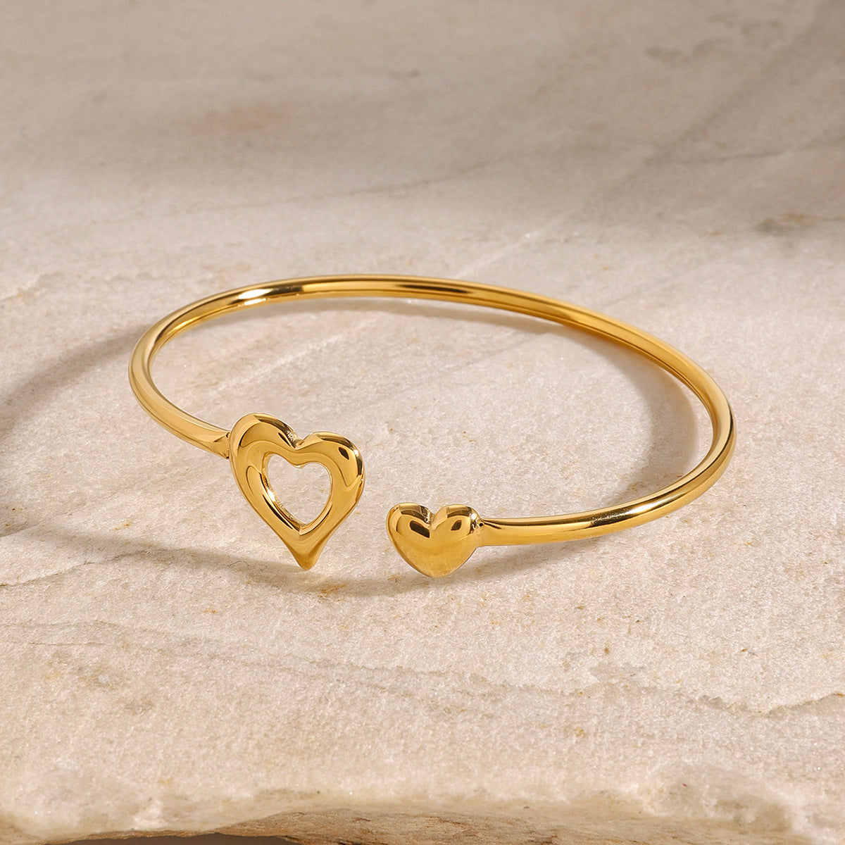 Bracciale Minimalista a Cuore in Acciaio Inox con Finitura Placcata per Donna