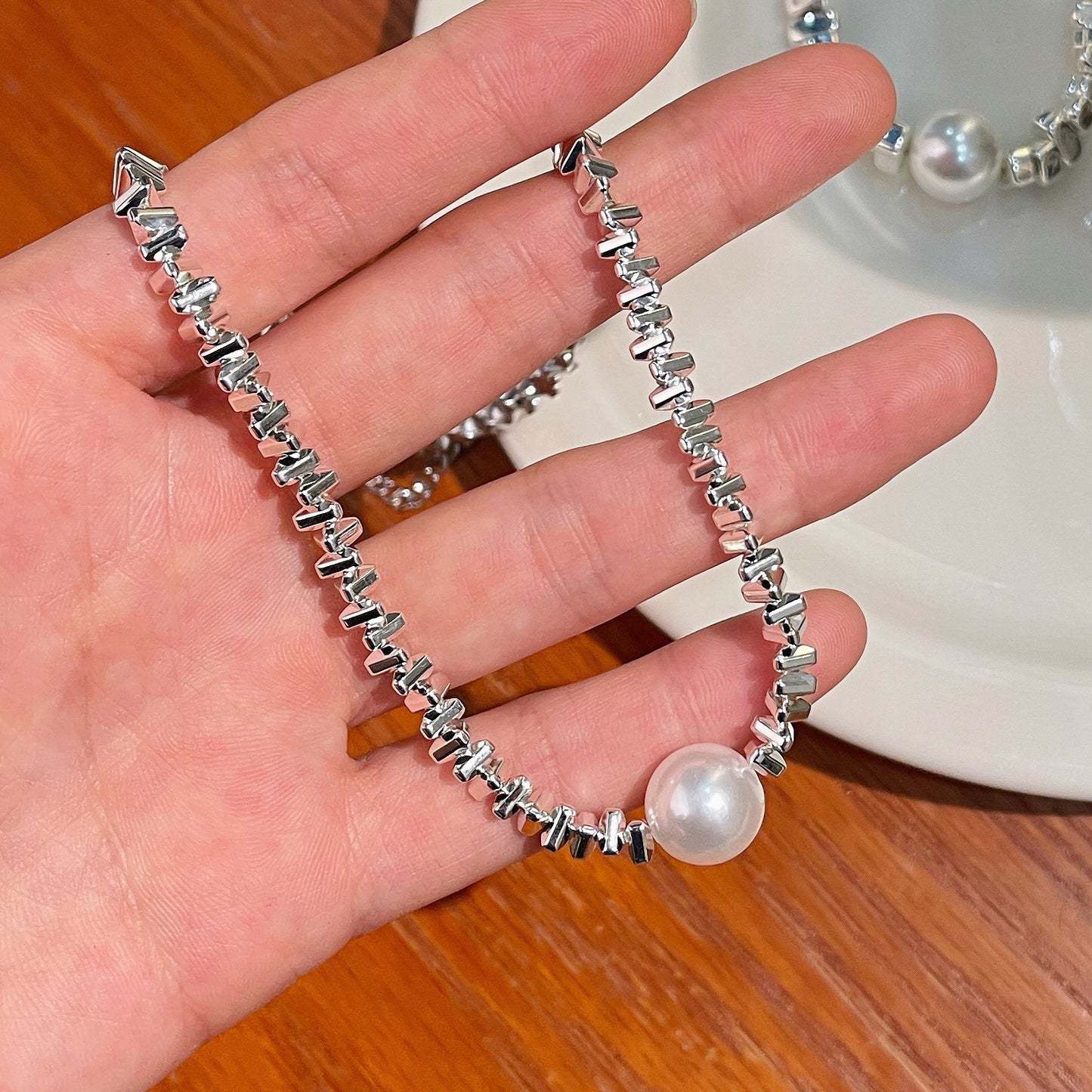 Collana con pendente geometrico minimalista da donna, catena a medaglione in lega con finitura galvanizzata e design irregolare