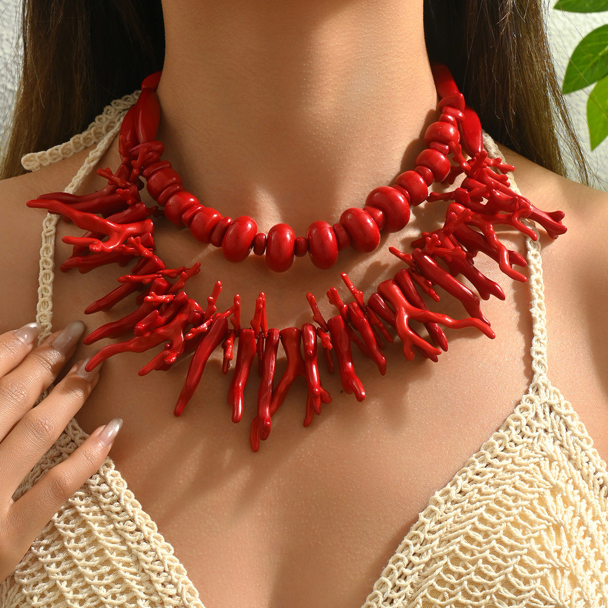 Parure di Collana Lunga Geometrica di Tendenza per Donna con Ciondolo in Resina a Forma di Corallo e Dettagli in Lega Galvanizzata