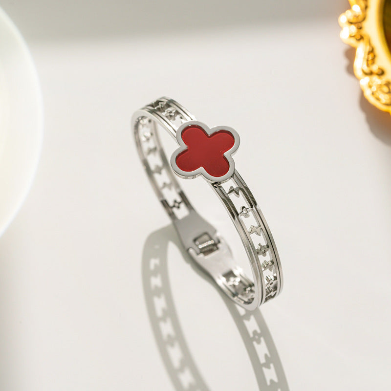 Minimalist Lucky Clover Shaped Titanium Steel Bracelet with Vacuum Plating for Women