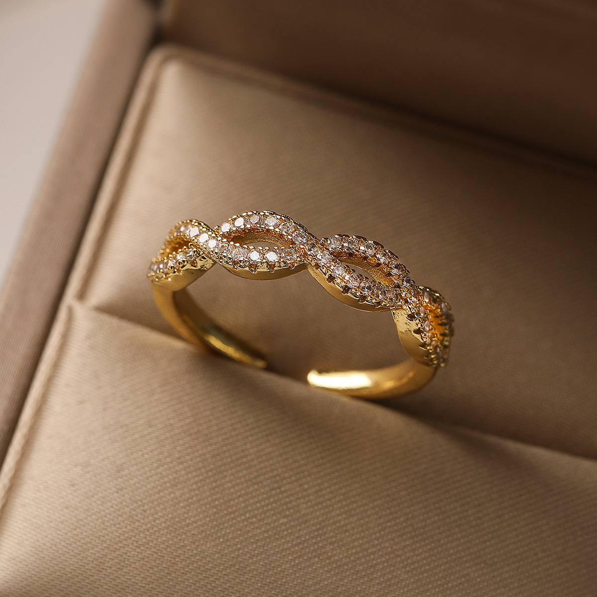 Anello da donna minimalista a forma di cuore geometrico in rame placcato oro vero con intarsi in zircone