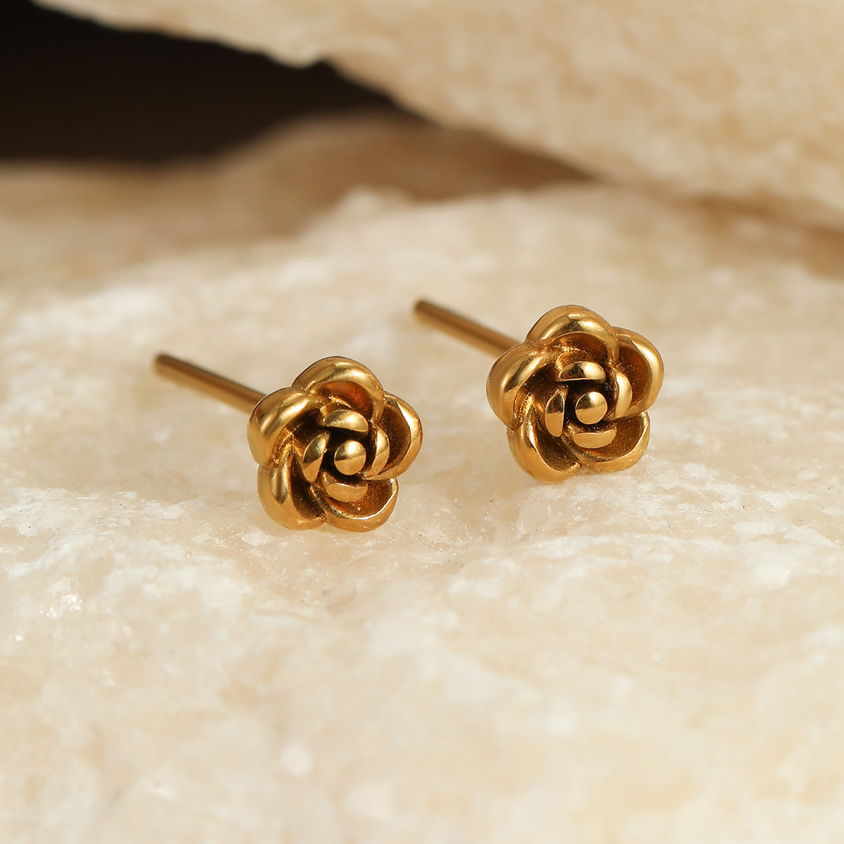 Conjunto de collar con colgante de flor de rosa minimalista con cadena de acero inoxidable y acabado galvanizado para mujer