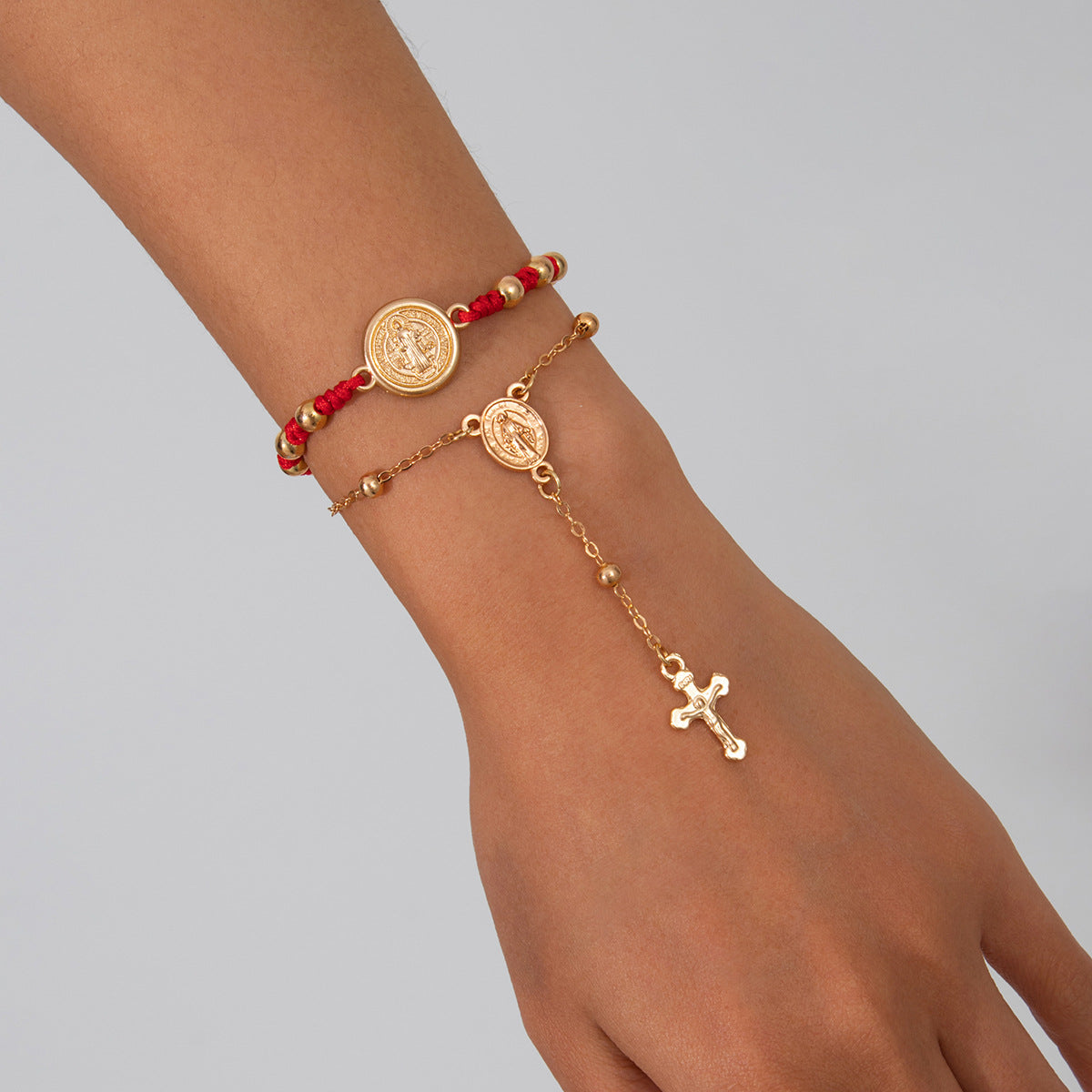 Bracciale da donna in lega in stile vintage con croce pendente, nappe e dettagli a catena
