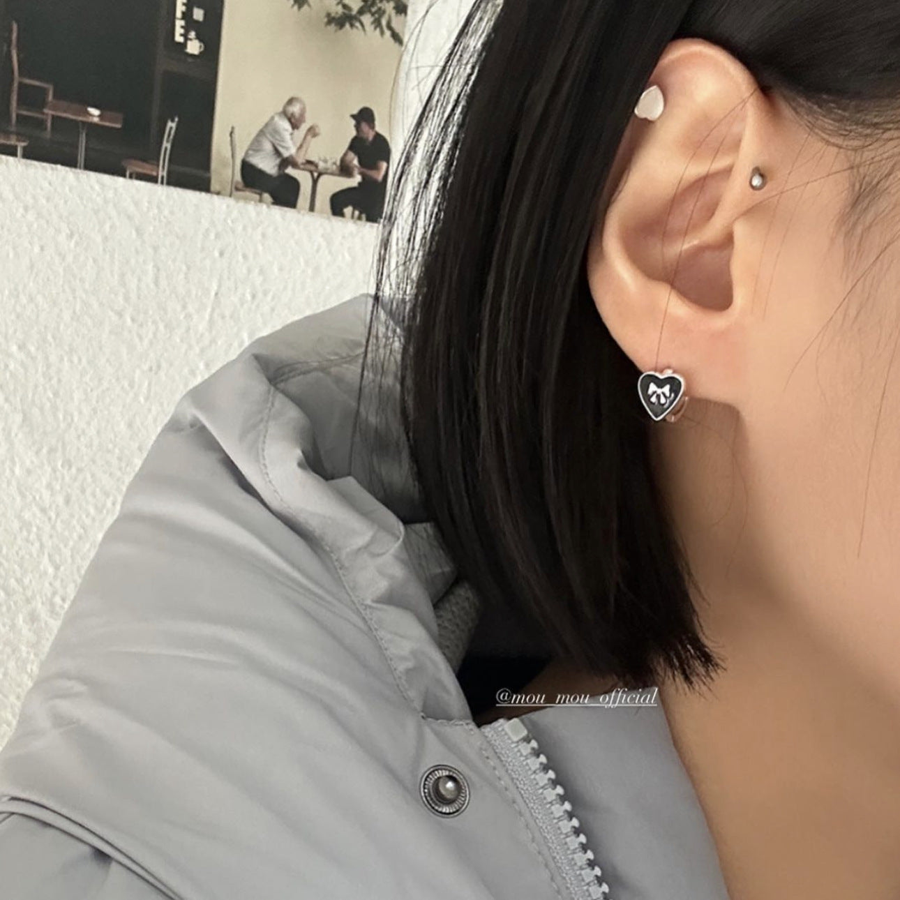 Pendientes minimalistas de corazón con lazo en plata de ley 925 con acabado pulido