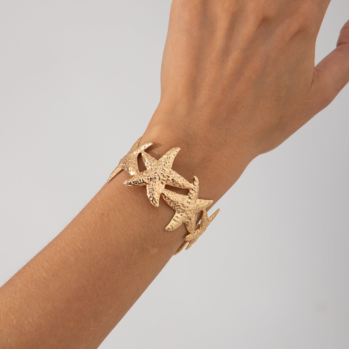 Pulsera de metal con forma de estrella de mar y concha de estilo vacacional con acabado chapado para mujer