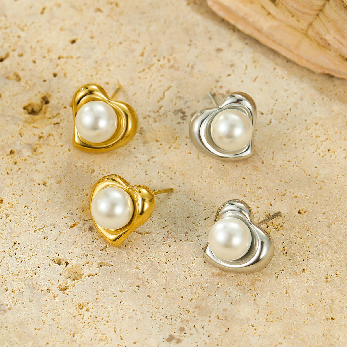 Orecchini a perno da donna vintage placcati oro in acciaio inossidabile a forma di cuore con intarsi di perle