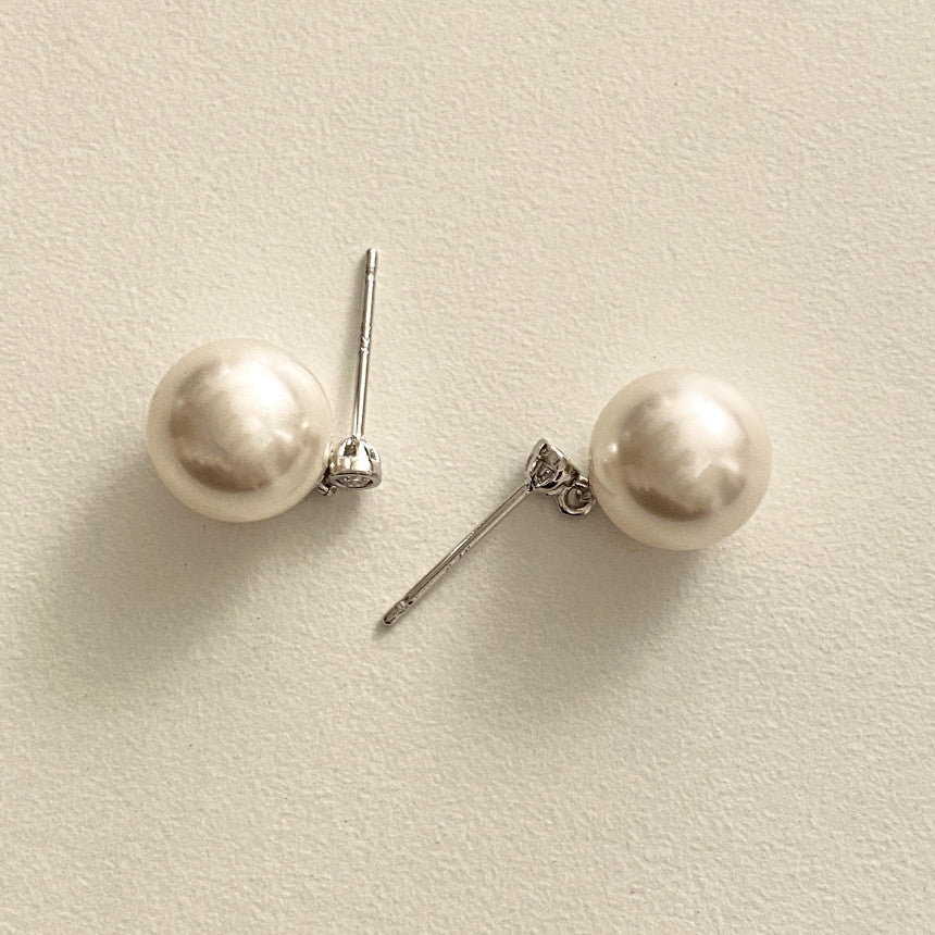 Orecchini a perno minimalisti a forma di lettera in argento sterling 925 con accenti di zirconi e perle