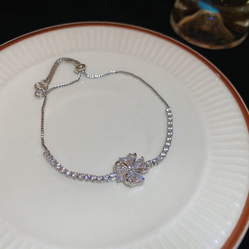 Elegante bracciale da donna con fiore geometrico e accenti in zircone, in rame placcato, stile trendy da ufficio, gioiello versatile e lussuoso per la mano