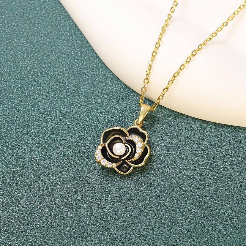 Collana con Pendente Minimalista a Camelia in Acciaio al Titanio con Intarsio di Strass e Placcatura in Oro su Catena a O per Uso Unisex