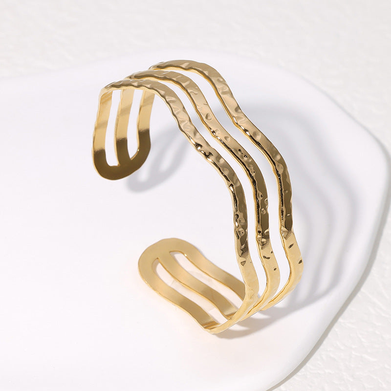Pulsera Minimalista de Acero Inoxidable Ondulada con Baño de Oro de 18K para Mujer