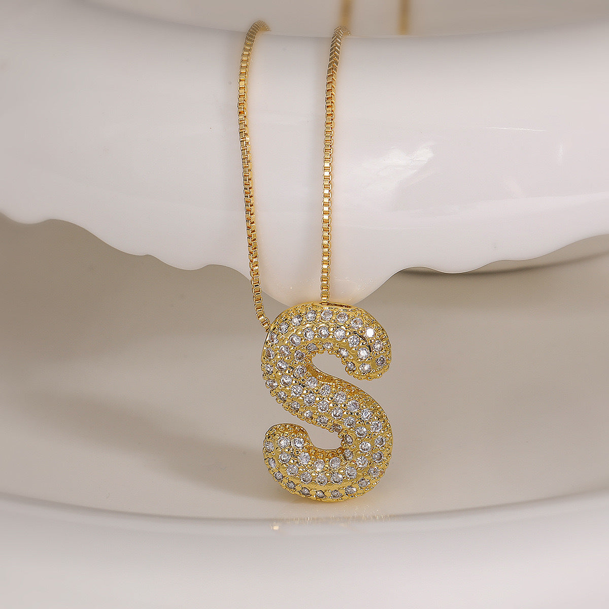 Collana da donna in acciaio al titanio placcato con lettera minimalista e zirconi cubici