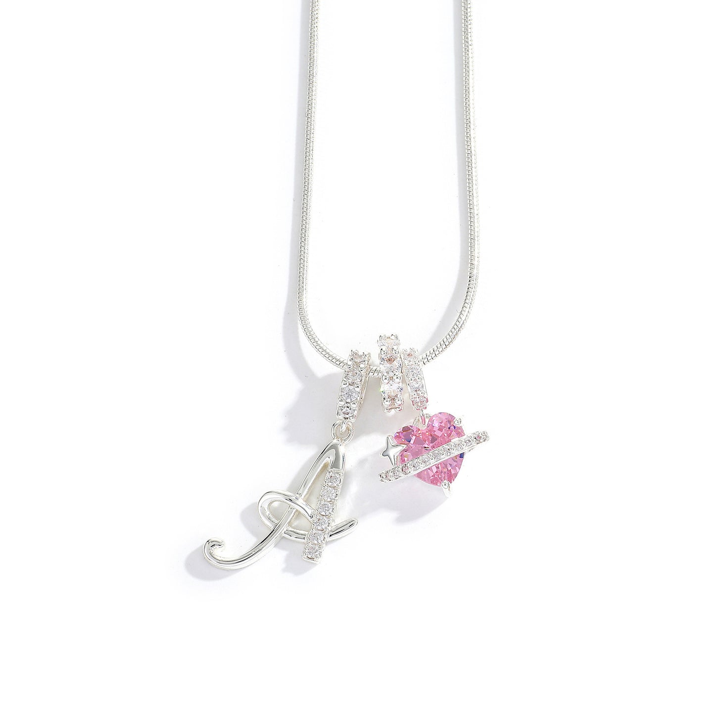 Collana con ciondolo a lettera minimalista in rame con intarsio di zirconi dal design geometrico per donna