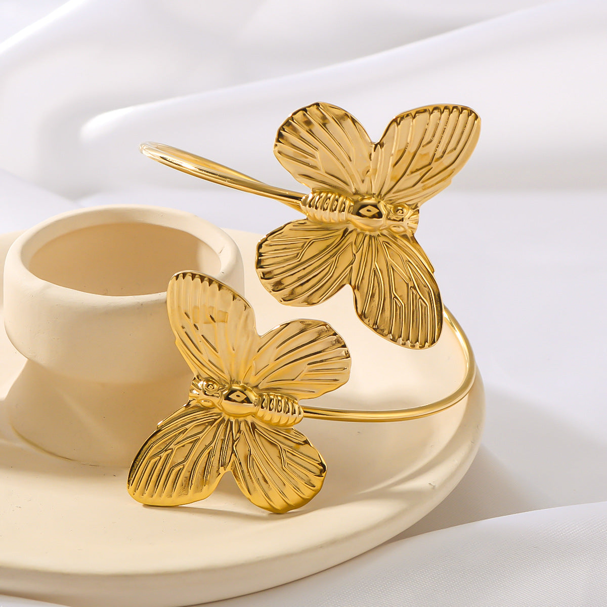 Vintage Butterfly Bracelet for Women Stainless Steel Electroplated Fashion Jewelry with Bold and Elegant Design