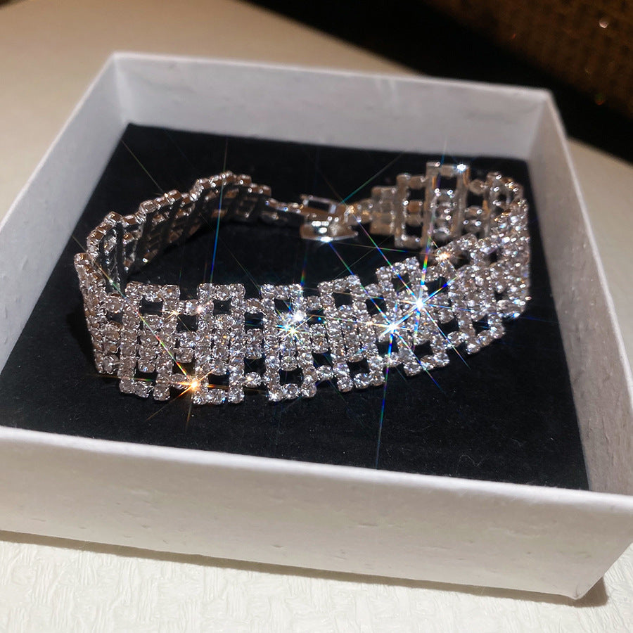 Pulsera redonda de metal minimalista con incrustaciones de diamantes de imitación para mujer, brazalete elegante de estilo de lujo