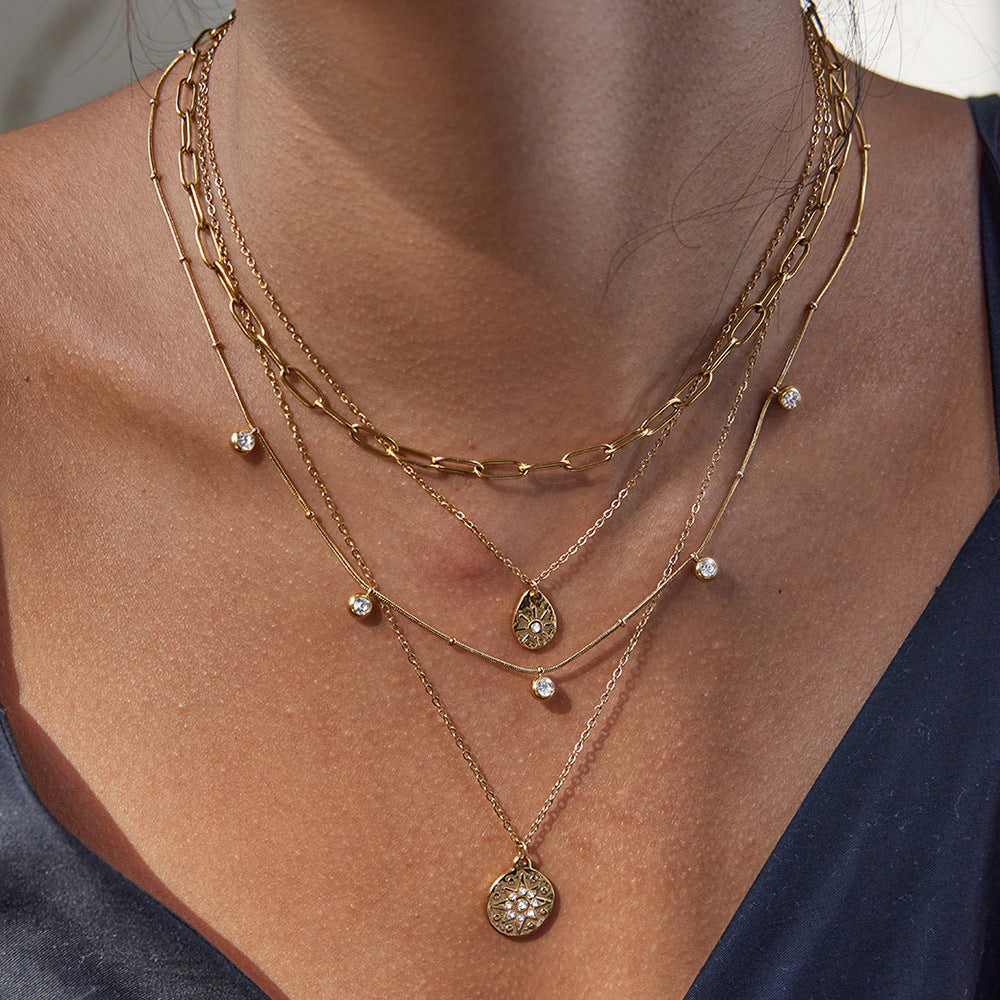 Collar de cadena de clavícula de acero inoxidable chapado en titanio para mujer con colgante geométrico de ráfaga de estrellas y incrustaciones de diamantes de imitación