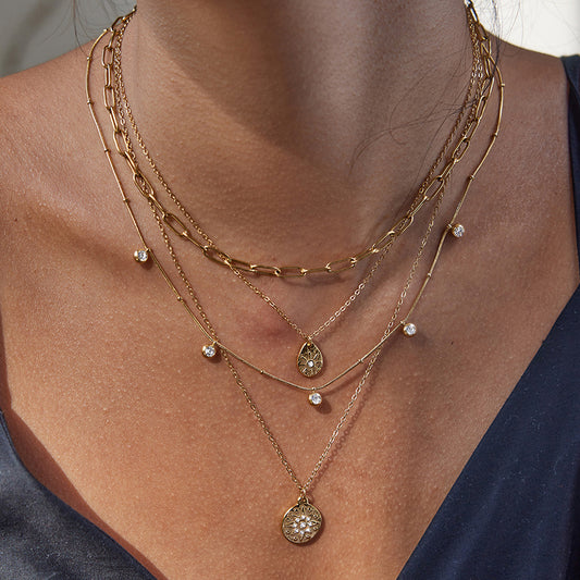 Collana con ciondolo a stella geometrica in acciaio inossidabile con intarsio in strass, catena clavicolare placcata in acciaio al titanio da donna