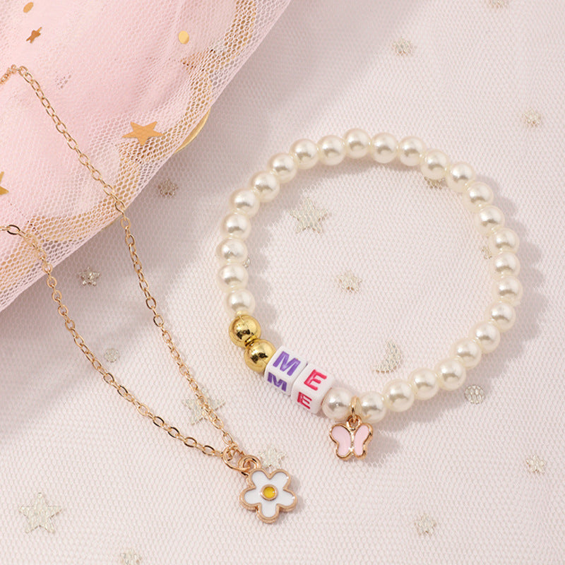 Bracciale minimalista in metallo a forma di lettera per bambine e ragazze con accenti di perle, design artigianale