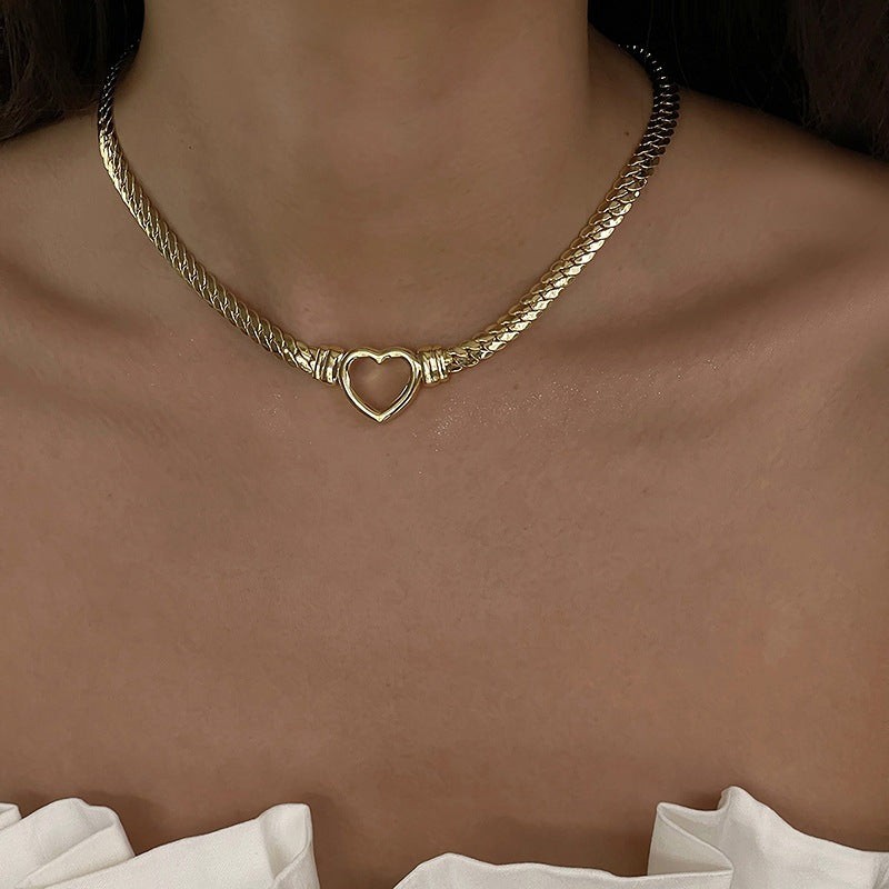 Collar Colgante Corazón Hueco Minimalista de Acero Titanio Estilo Vintage Elegante para Mujer con Acabado Chapado