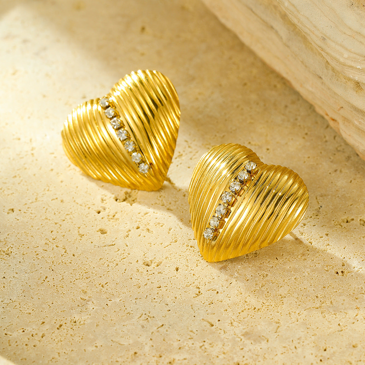 Pendientes de tuerca de acero de titanio con incrustaciones de circonita con forma de corazón, chapados en oro de 18 quilates, a la moda para mujer