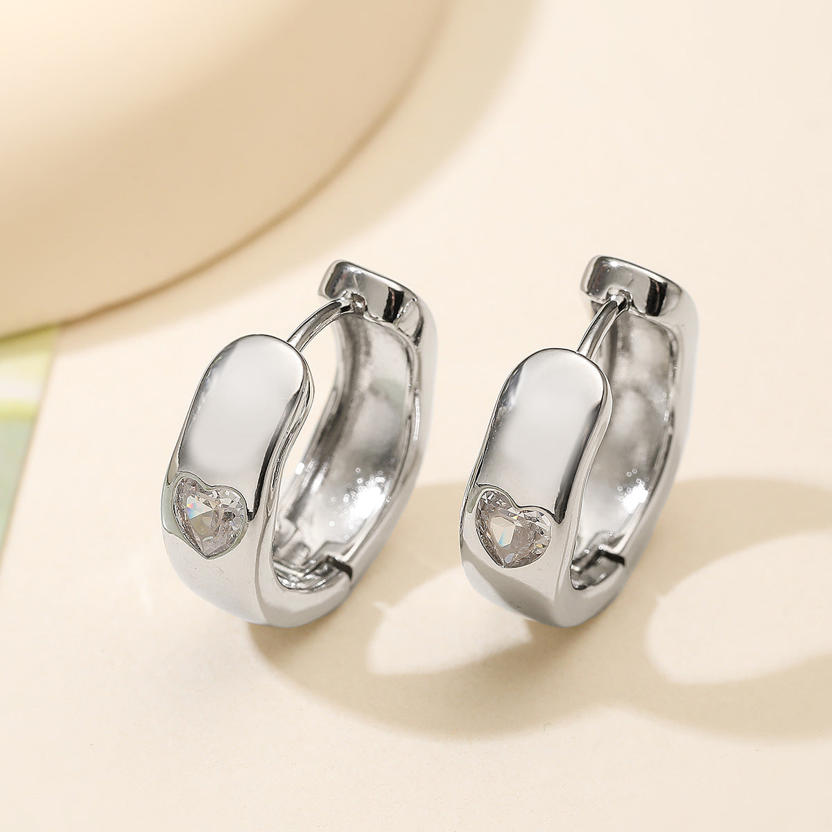 Pendientes minimalistas de cobre en forma de corazón con baño de oro de 18K y circonitas micropavé para mujer
