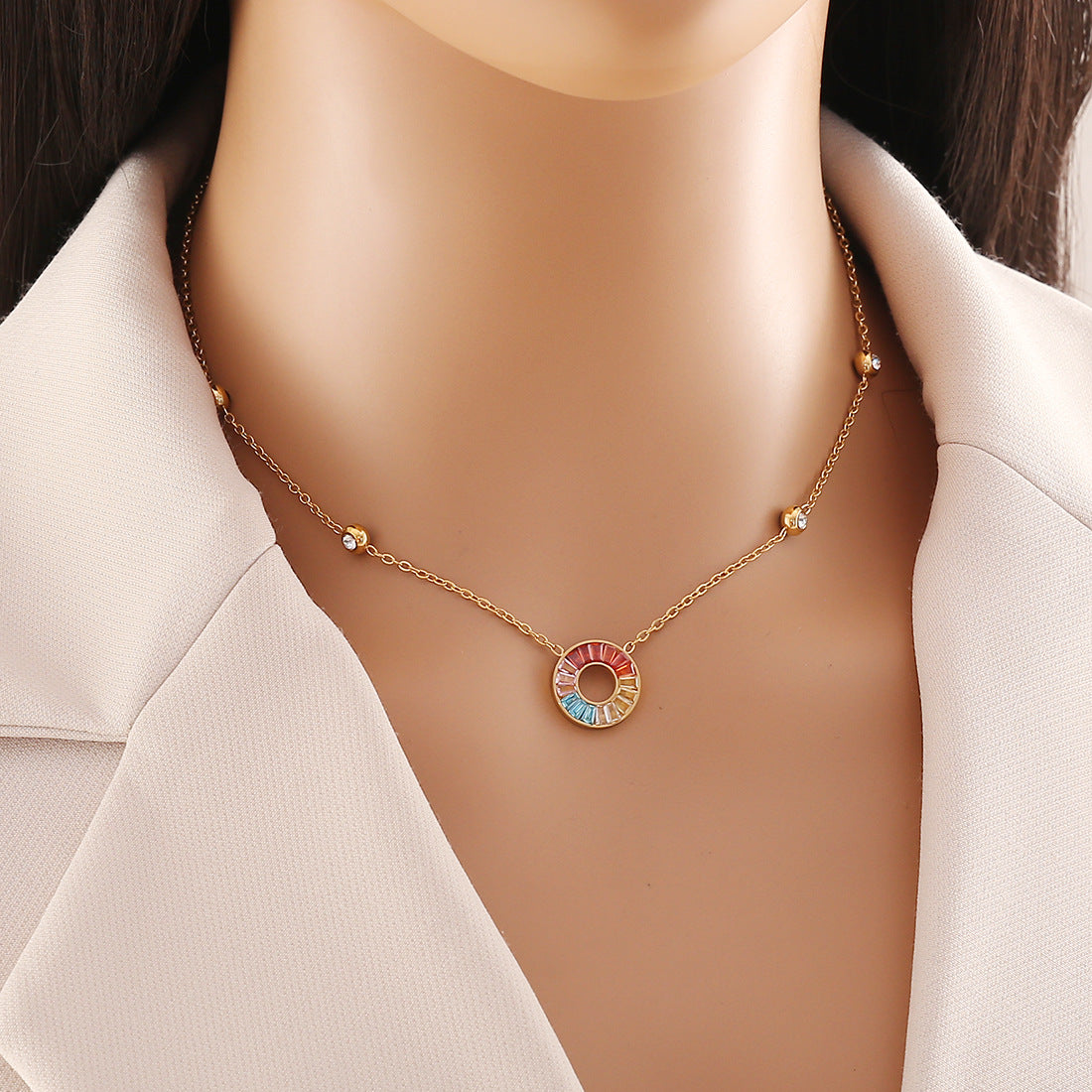 Collana pendente floreale alla moda in acciaio inossidabile con ciondolo in acciaio al titanio e finitura galvanizzata per donna