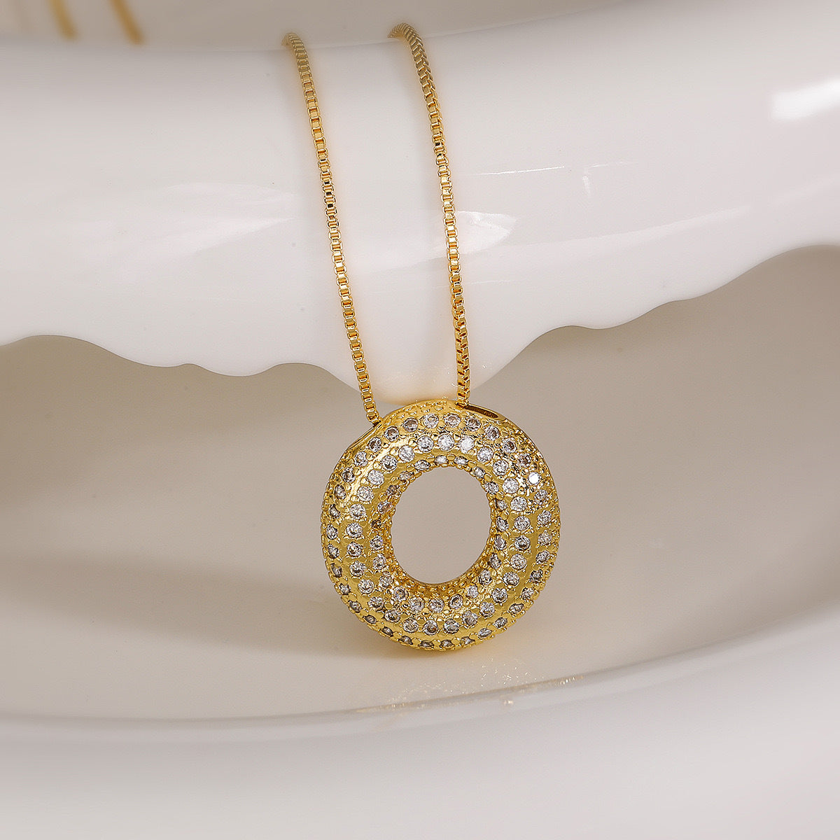 Collana da donna in acciaio al titanio placcato con lettera minimalista e zirconi cubici
