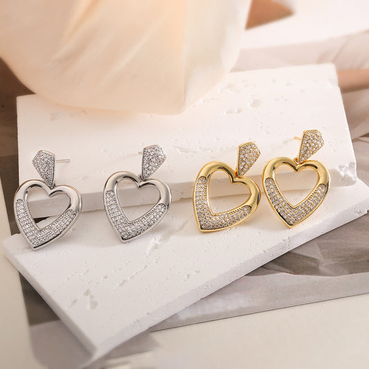 Orecchini a Cuore Minimalisti in Rame con Placcatura in Oro Vero e Intarsio in Zircone, Design Cavo per Donna