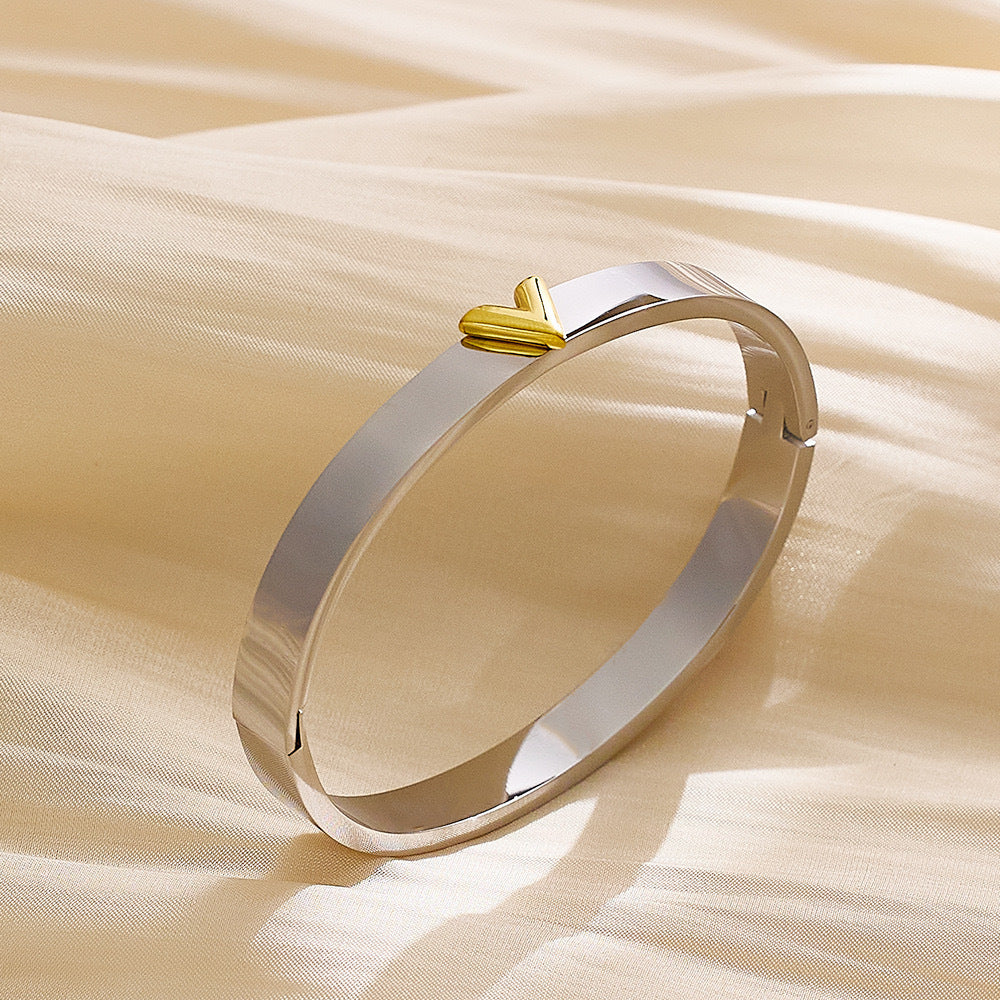 Bracciale minimalista in acciaio al titanio a V con chiusura placcata oro per uomo e donna