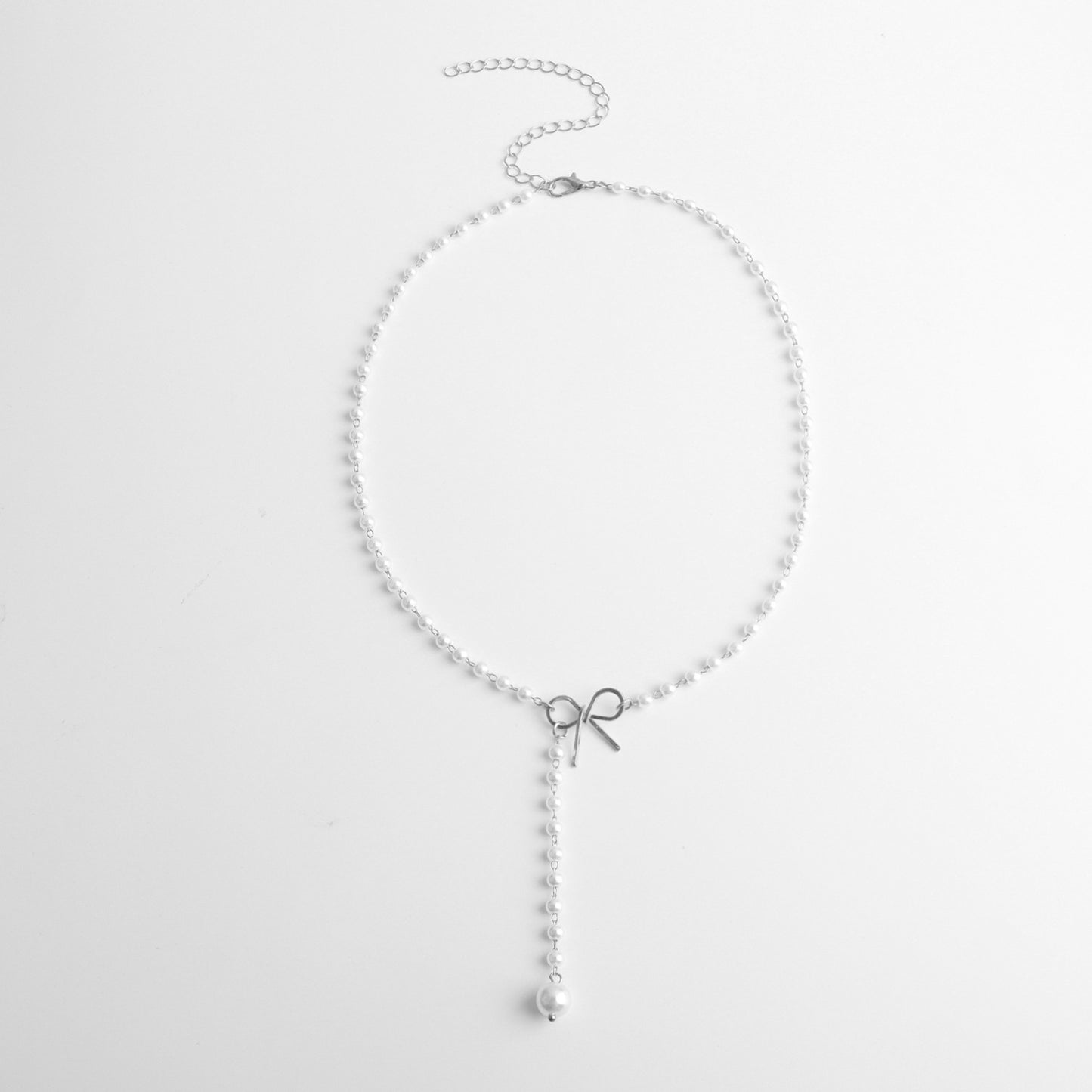 Collana da donna a pendente minimalista a forma di fiocco in lega con ciondolo in madreperla perlata e finitura placcata