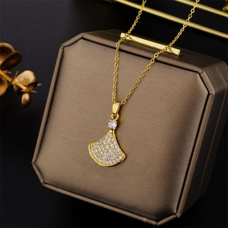 Elegante collana da donna in acciaio al titanio con zirconia incastonata, ciondolo a gonna svasata e finitura placcata