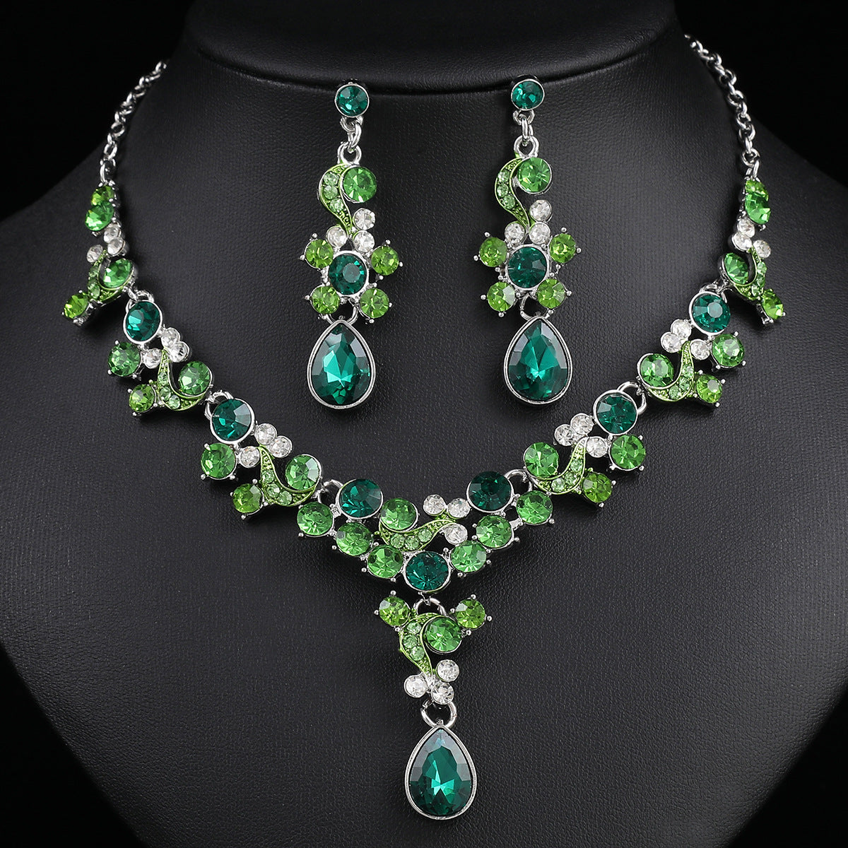 Set de collar con colgante de aleación en forma de corazón con diseño floral a la moda, incrustaciones de diamantes de imitación y baño de oro para mujer, con cadena tipo O y pendientes a juego