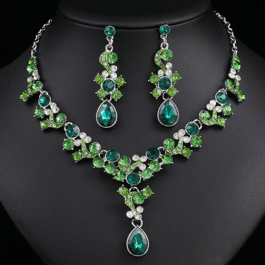 Set de collar con colgante de aleación en forma de corazón con diseño floral a la moda, incrustaciones de diamantes de imitación y baño de oro para mujer, con cadena tipo O y pendientes a juego