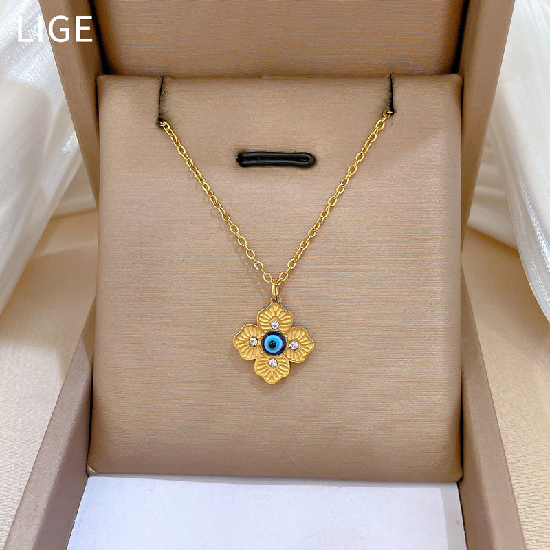 Collana con ciondolo a forma di occhio di trifoglio in stile cartone animato per donne e uomini in acciaio al titanio placcato oro, catena delicata per clavicola