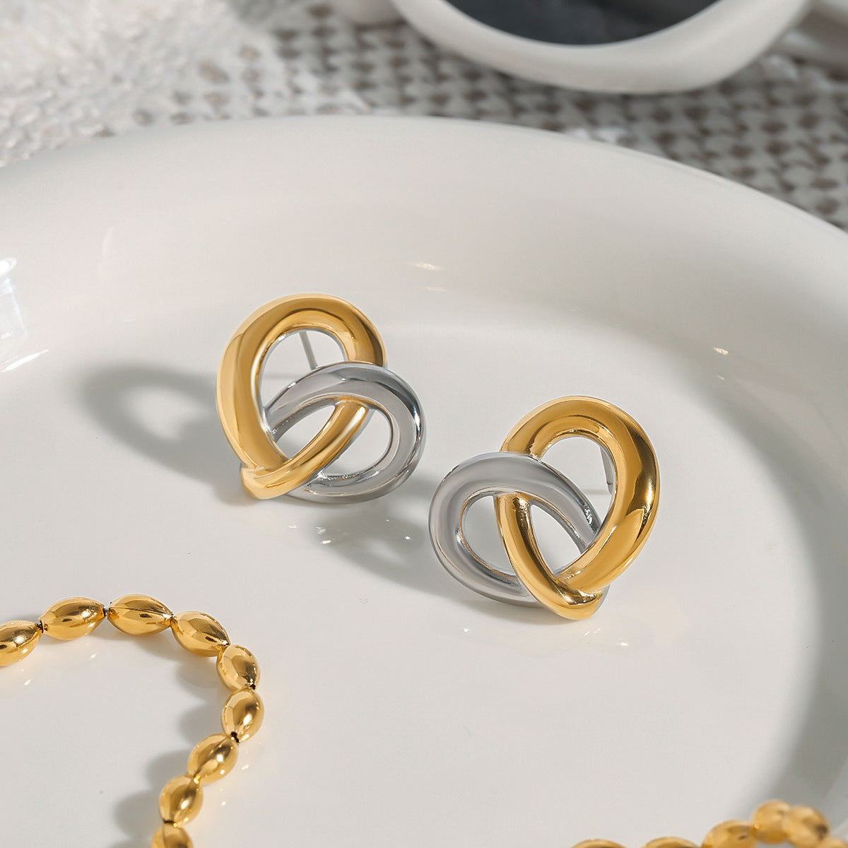 Pendientes de tuerca de acero inoxidable chapados en titanio con corazón geométrico elegante para mujer