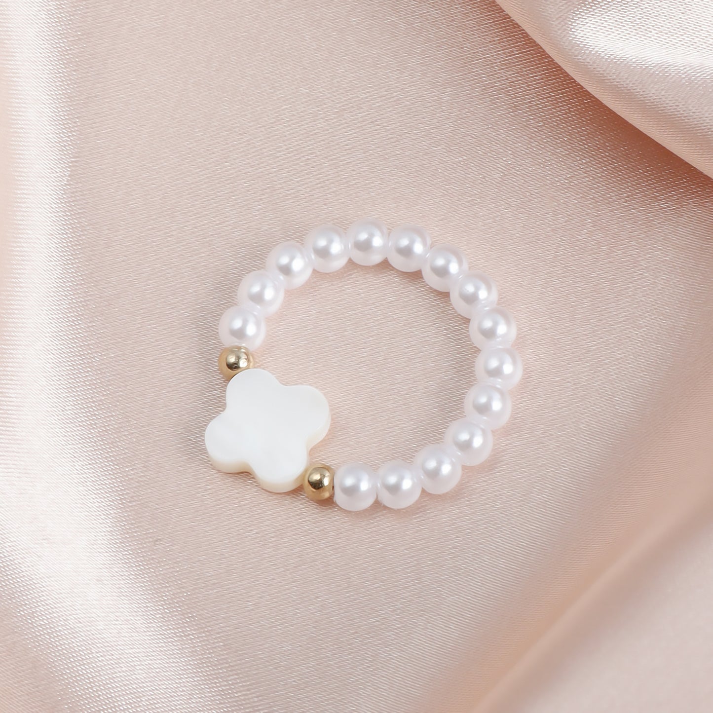 Anillo dulce y atrevido de perlas elásticas pequeñas con dije de corazón de nácar en metal chapado para mujer