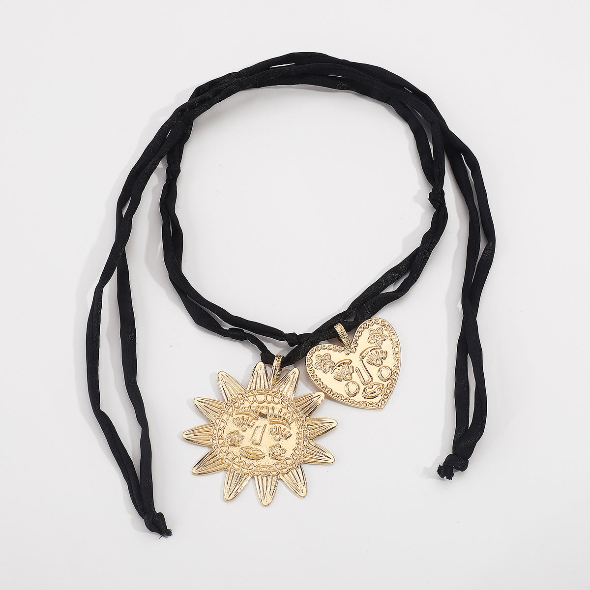 Collana Pendente a Cuore Girasole Stile Ins in Lega con Finitura Placcata su Catena a Nastro in Raso