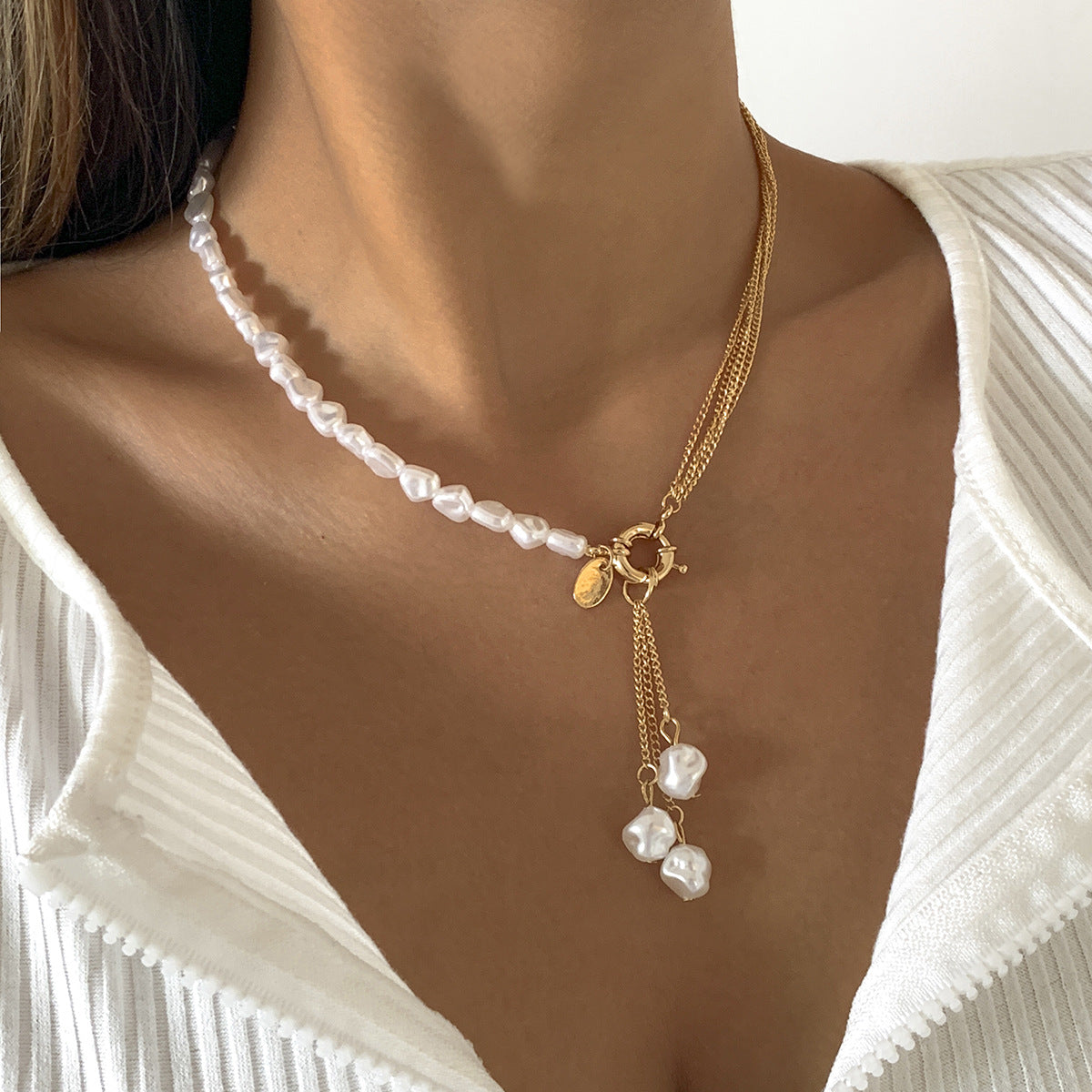 Collar de resina geométrico asimétrico minimalista con colgante, perlas de imitación colgantes y cadena fina chapada para mujer