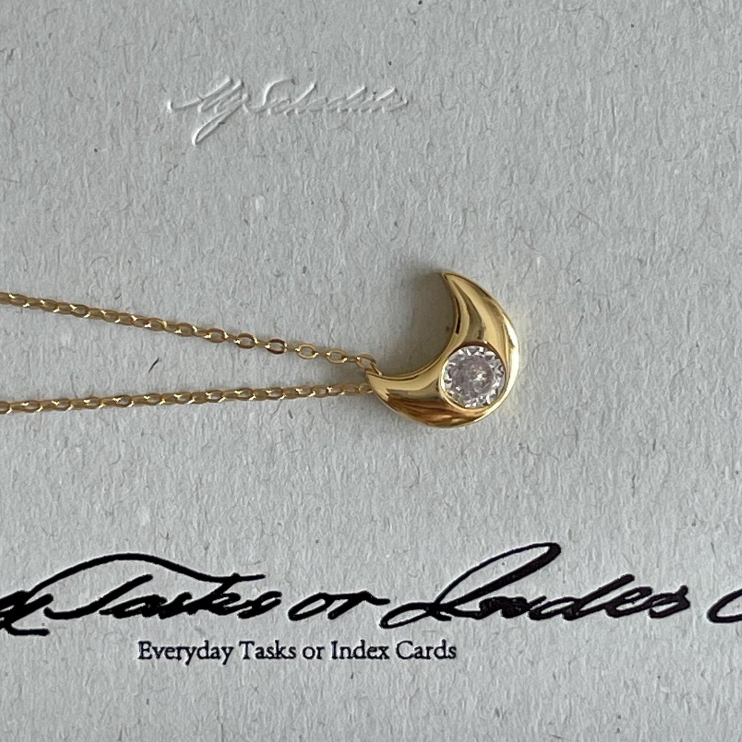 Collar Minimalista con Colgante de Luna de Plata de Ley 925 con Incrustaciones de Pedrería en Cadena de Eslabones