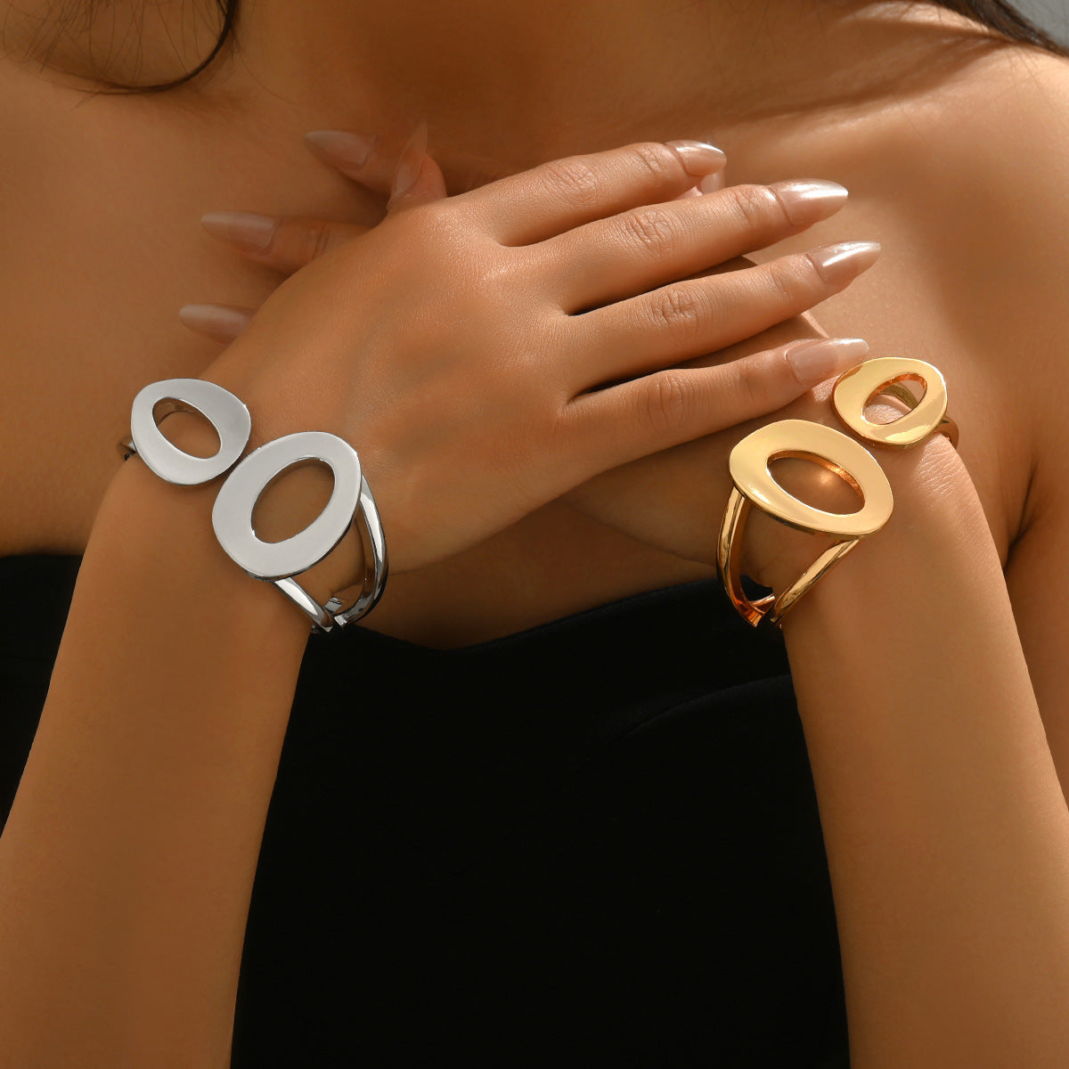 Pulsera geométrica hueca minimalista de metal para mujer con acabado pulido y diseño abierto asimétrico