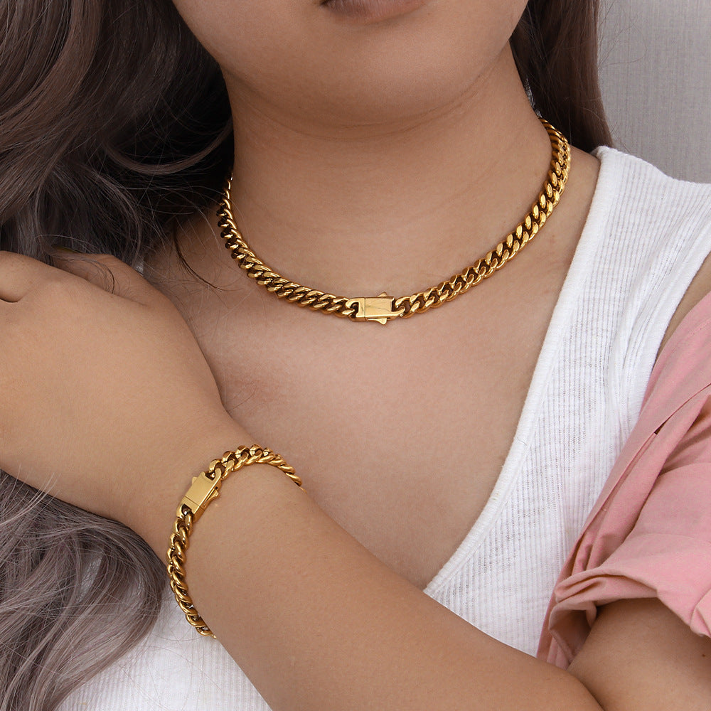 Collana da donna alla moda con catena cubana geometrica, corpo in acciaio inossidabile e pendente in acciaio al titanio, finitura galvanizzata