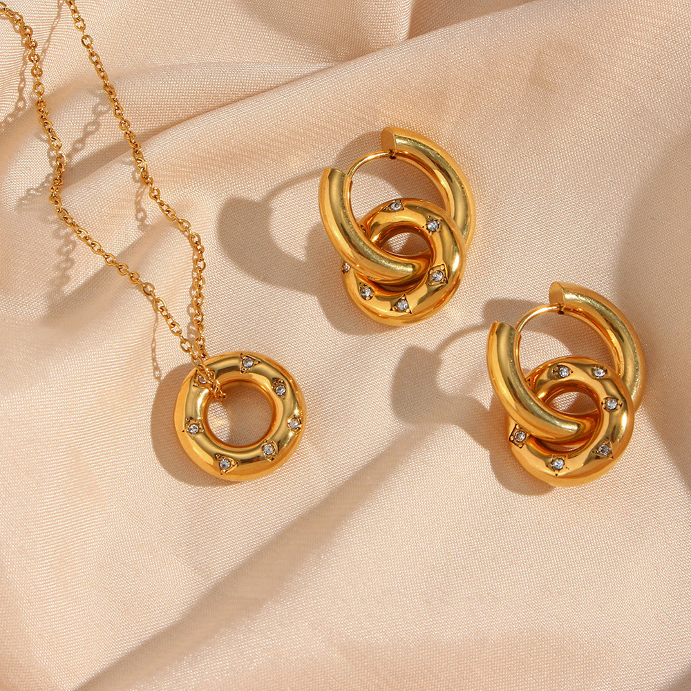 Fashionable Geometric Stainless Steel Plated 18K Gold Zircon-Detailed Donut Pendant Necklace for Women