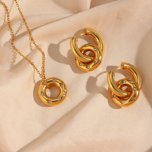 Collana da donna alla moda con pendente a ciambella geometrico in acciaio inossidabile placcato oro 18 carati con dettagli in zircone