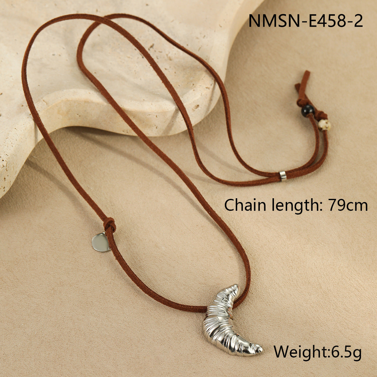 Elegante collar con colgante de cruasán geométrico para oficinista de acero inoxidable con baño de oro de 18 quilates en cordón de ante