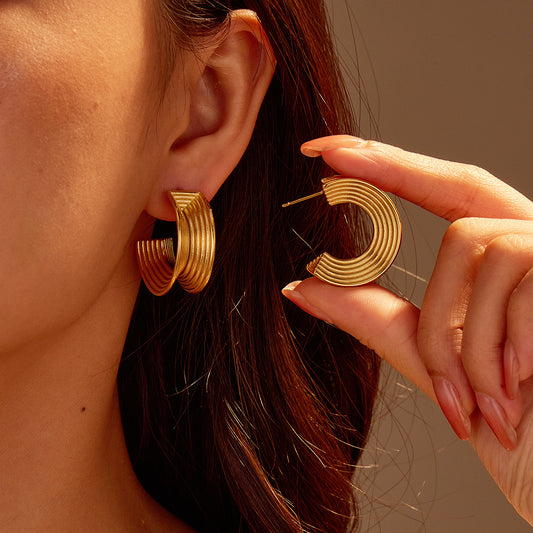 Pendientes de aro minimalistas de acero de titanio estilo francés para mujer con acabado galvanizado y diseño circular geométrico