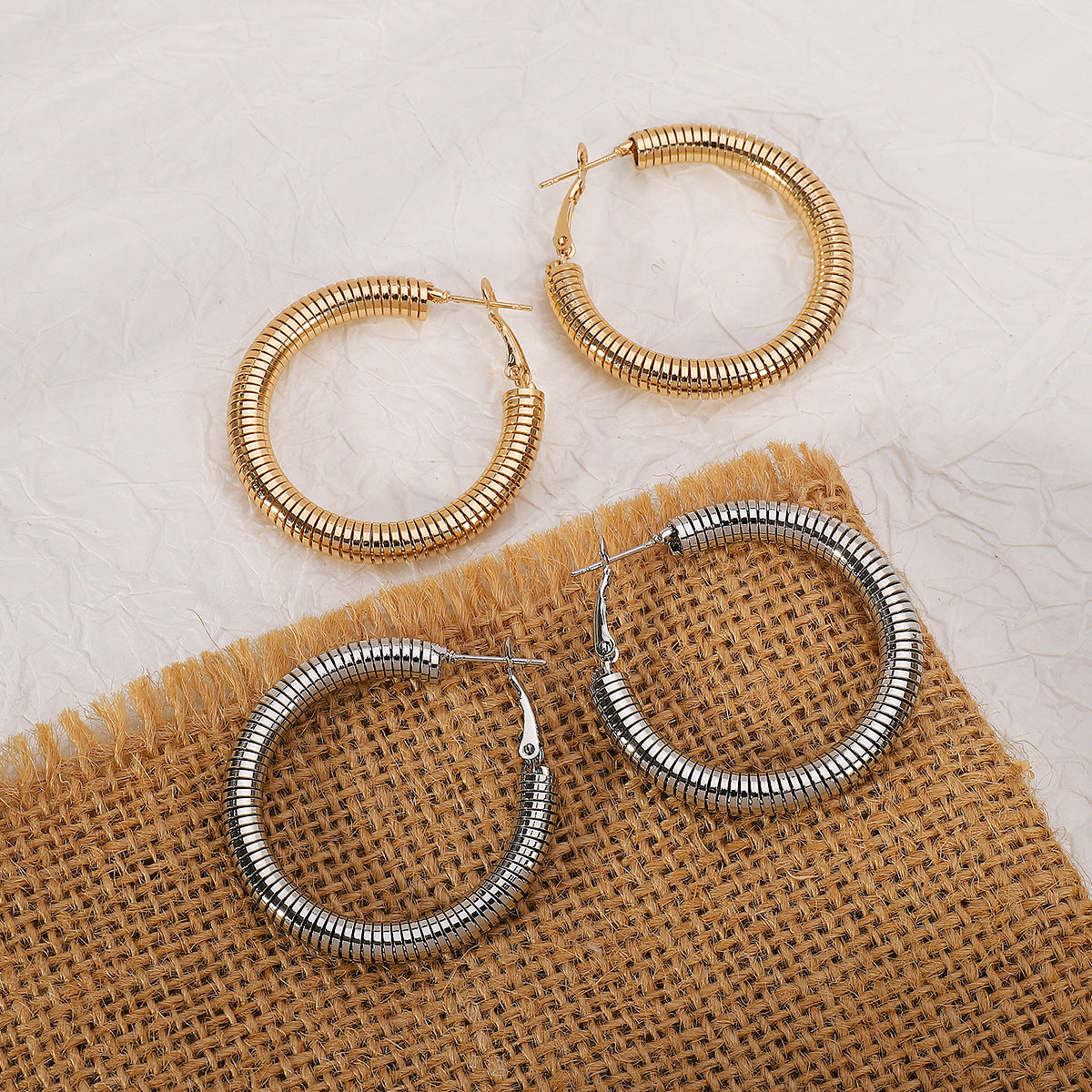 Orecchini a cerchio a spirale geometrica da donna con finitura placcata, stile dolce e audace
