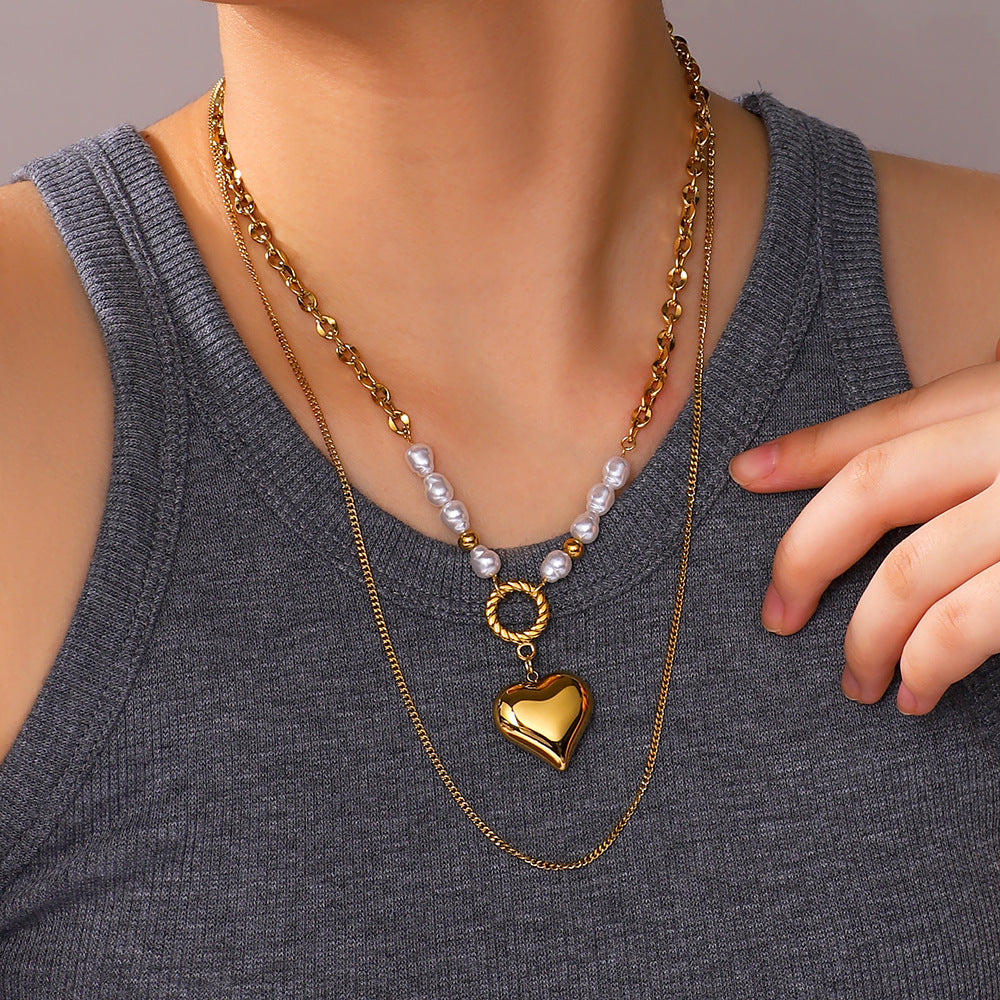Collana con ciondolo minimalista a forma di cuore in acciaio inossidabile con charm in acciaio al titanio e finitura placcata in oro 18 carati per donna